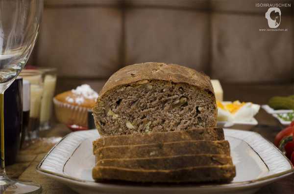 Walnussbrot und Chorizzoaufstrich Bild von Walnussbrot und Chorizzoaufstrich