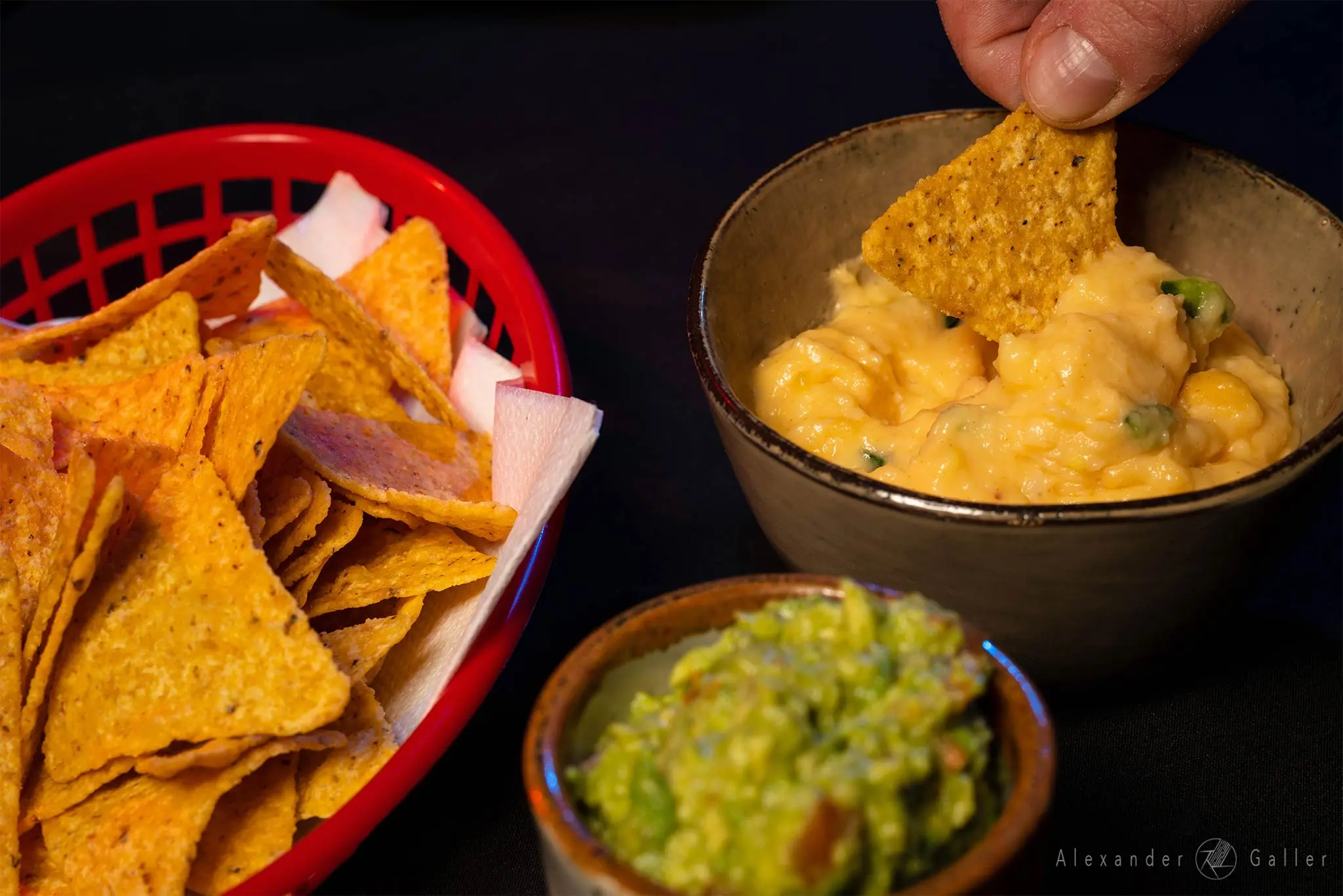 Nachos mit Käse Dip und Guacamole Bild, Nachos mit Käse Dip und Guacamole