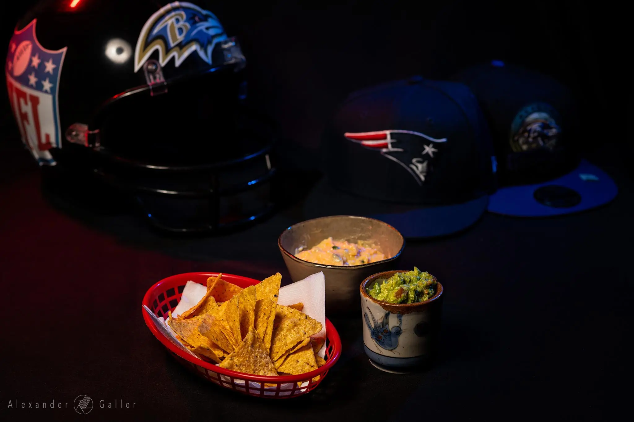 Nachos mit Käse Dip und Guacamole Bild, Nachos mit Käse Dip und Guacamole