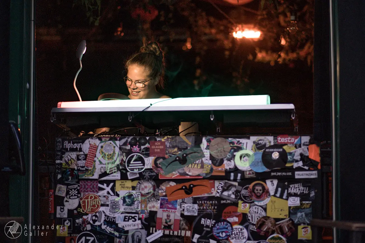 Bild, The Socially Distanced Social Club