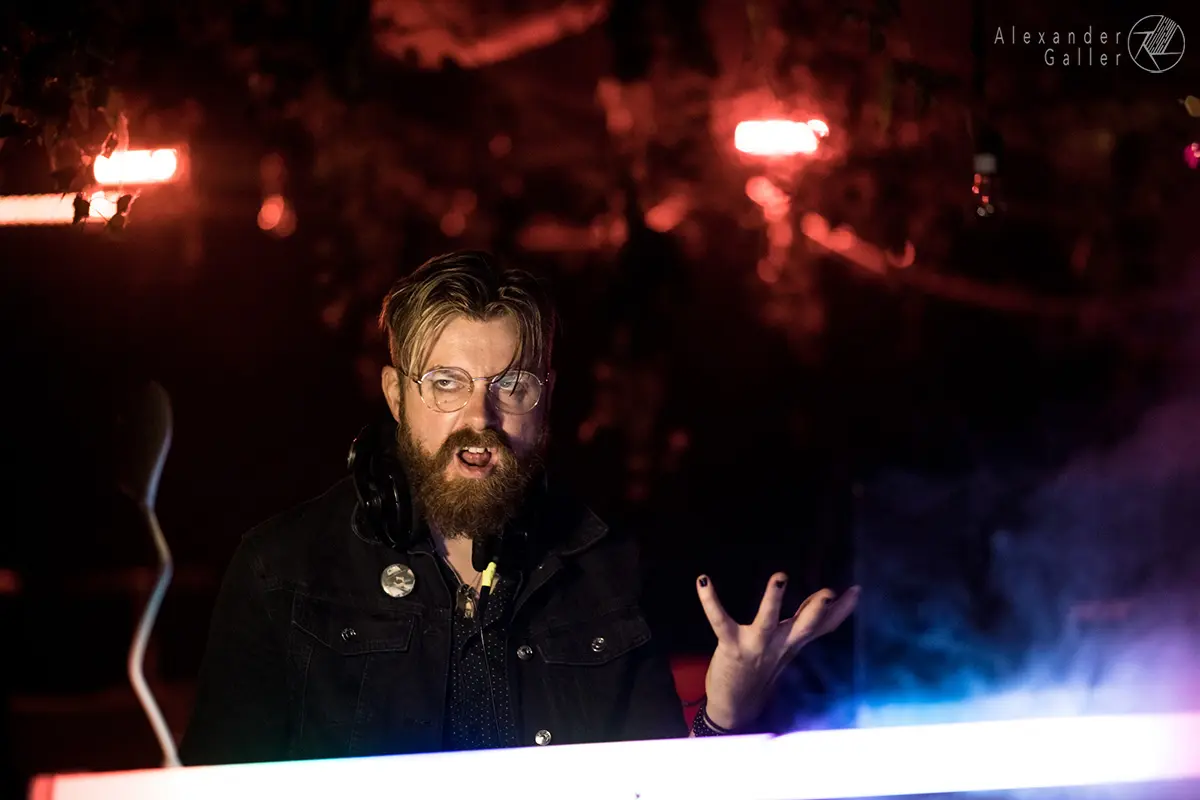 Bild, The Socially Distanced Social Club