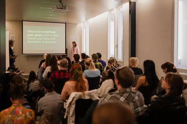 Bild von How to make it as an independent Artist: a step-by-step guide
Albert Einstein
Alexander Galler | www.isorauschen.at
Thursday