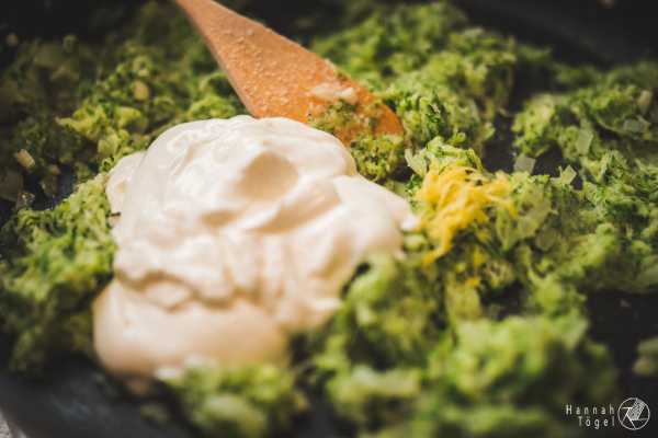 Bild von Joghurt und Zitronenschale hinzugeben