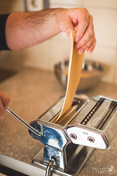 Bild von Nudelteig ausrollen