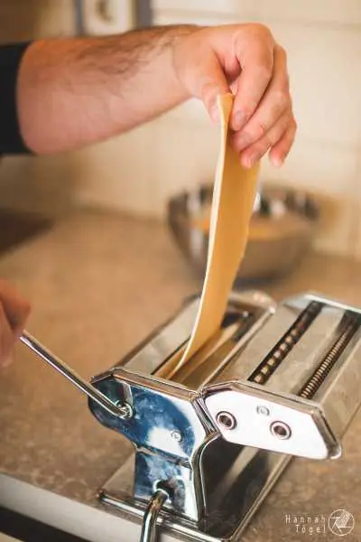 Bild von Nudelteig ausrollen