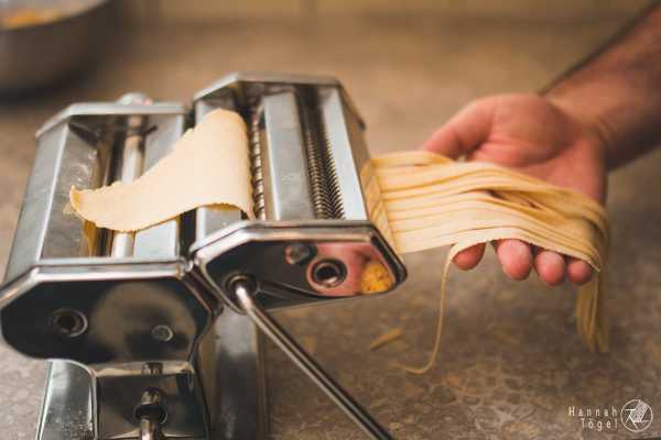 Bild von Nudeln schneiden