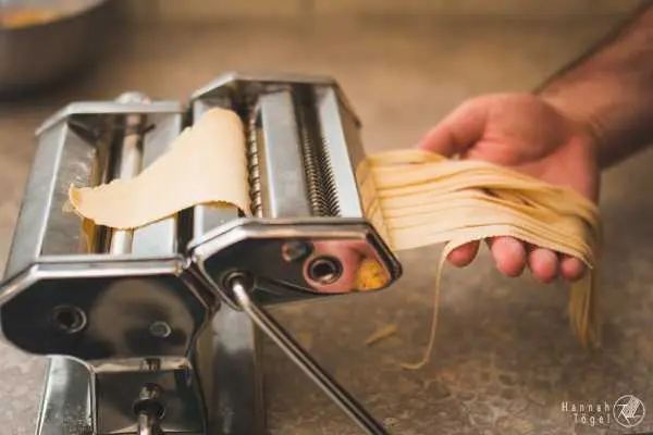 Bild von Nudeln schneiden