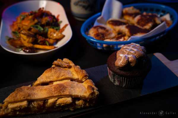 Bild von Nachos mit Käse Dip und Guacamole