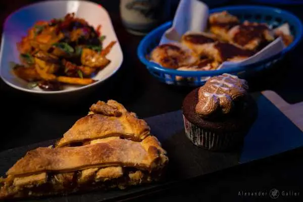 Bild von Nachos mit Käse Dip und Guacamole
