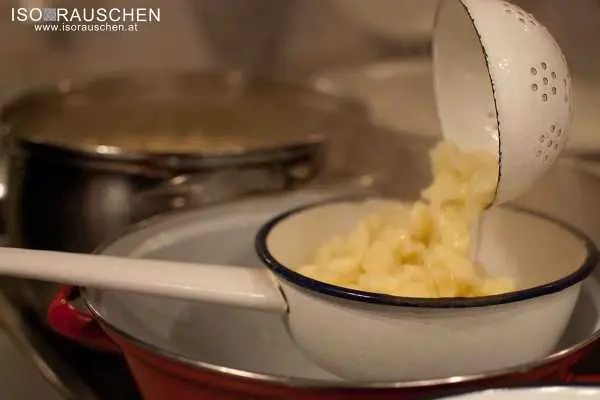 Bild von Urli Omas Gulasch mit Nockerl
