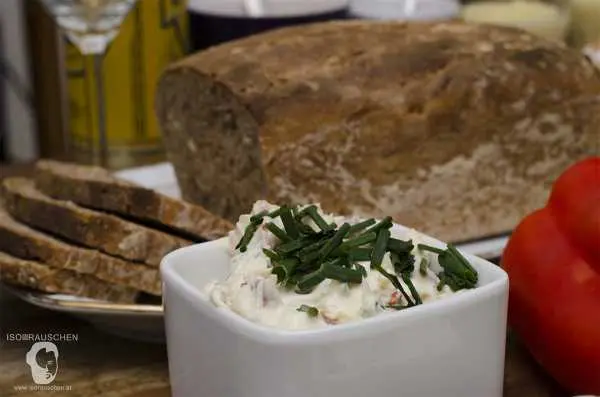 Bild von Walnussbrot und Chorizzoaufstrich