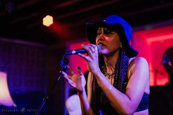 Bild von Becky Sikasa © Alexander Galler