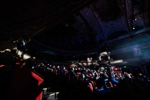 Bild von Crowd
Volkstheater
Alexander Galler | www.isorauschen.at
Wednesday
