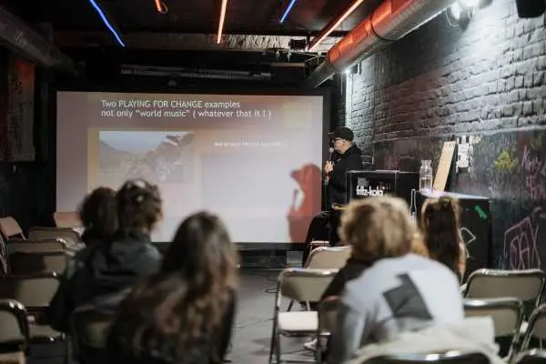 Bild von Collaborating over distance
Tagada
Alexander Galler | www.isorauschen.at
Friday