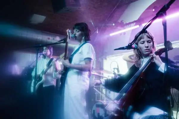 Bild von Frachild (AT)
Loop
Schwarzer Juice
Saturday