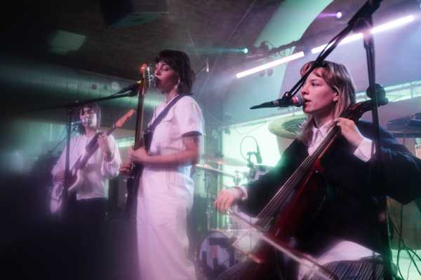 Bild von Frachild (AT)
Loop
Schwarzer Juice
Saturday