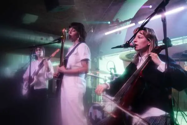 Bild von Frachild (AT)
Loop
Schwarzer Juice
Saturday