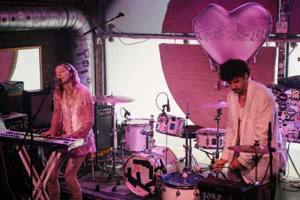 Bild von Fraeulein Astrid (AT)
Loop
Schwarzer Juice
Friday