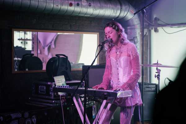 Bild von Fraeulein Astrid (AT)
Loop
Schwarzer Juice
Friday