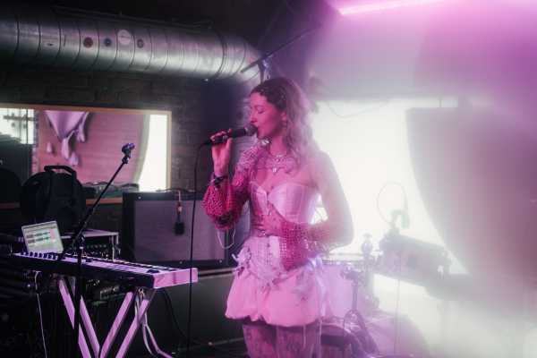 Bild von Fraeulein Astrid (AT)
Loop
Schwarzer Juice
Friday