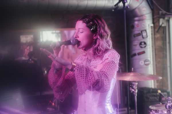 Bild von Fraeulein Astrid (AT)
Loop
Schwarzer Juice
Friday