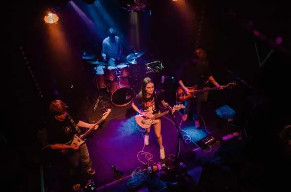 Bild von Indoor Foxes (UK)
B72
Hannah Tögel | www.isorauschen.at
Thursday