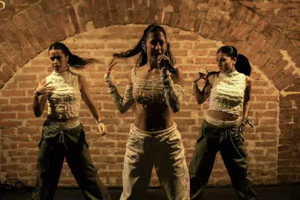 Bild von Admire (ES)
Fanialive
Hannah Tögel | www.isorauschen.at
Friday