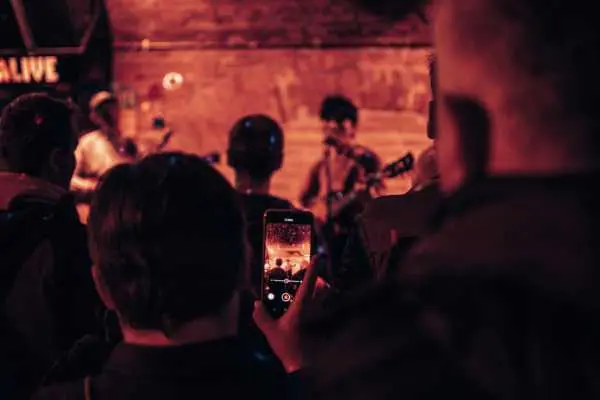 Bild von Flora Hibberd (FR)
Fanialive
Hannah Tögel | www.isorauschen.at
Friday