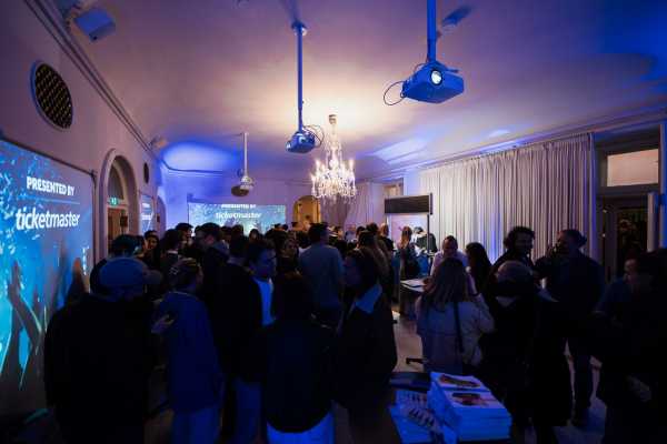 Bild von Crowd
Volkstheater
Alexander Galler | www.isorauschen.at
Wednesday